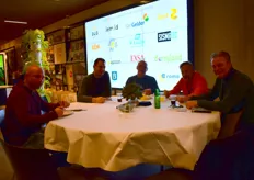 Paul-Wouter den Ouden (Rola Fresh ) gezellig aan tafel met collega's Niels den Haan, 
Marcel Villerius, Mark van Elp en Ralph van den Berg (Combilo International)